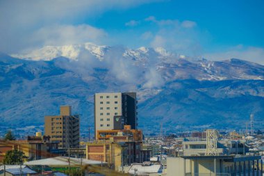 Fukushima şehrinin karla kaplı görüntüsü. Çekim Konumu: Fukushima Bölgesi