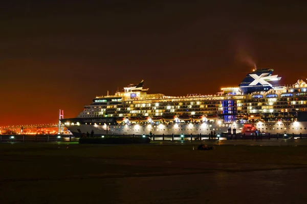 요코하마 항구의 Celebrity Millennium 요코하마 도시가 — 스톡 사진