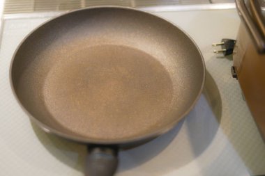 IH 'ye metal kızartma tavası yerleştirilmiş. Çekim yeri: Yokohama-şehir kanagawa ili