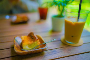 Teras koltuğunda cheesecake yemek. Çekim yeri: Yokohama-şehir kanagawa ili