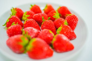 Donmuş çilekler ve beyaz tabaklar. Çekim yeri: Yokohama-şehir kanagawa ili