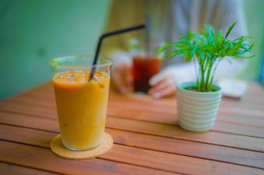 Teras koltuğunda buzlu kahve içmek. Çekim yeri: Yokohama-şehir kanagawa ili