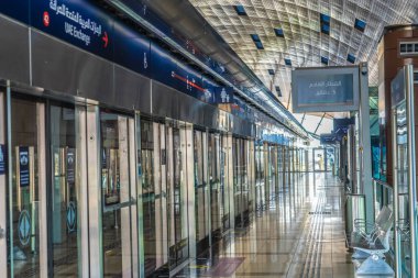 Dubai metro platformu (Ahmal hattı). Çekim Konumu: Dubai