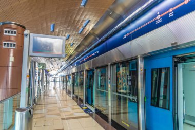 Dubai metro platformu (Ahmal hattı). Çekim Konumu: Dubai