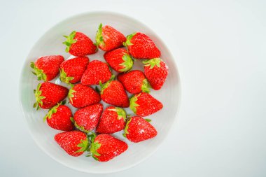 Donmuş çilekler ve beyaz tabaklar. Çekim yeri: Yokohama-şehir kanagawa ili