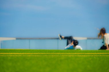 Bahçede rahatlayacak insanların görüntüsü. Çekim yeri: Tokyo Büyükşehir Bölgesi