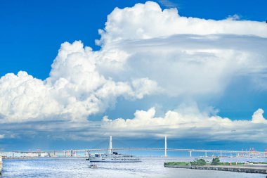Yaz bulutu ve Yokohama Baybridge 'i gönderiyor. Çekim yeri: Yokohama-şehir kanagawa ili
