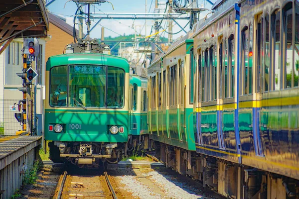 大岛电力铁路 Enoshima Electric Railway 简称Eno 和铁路线 射击地点 神奈川县卡马库拉市 — 图库照片