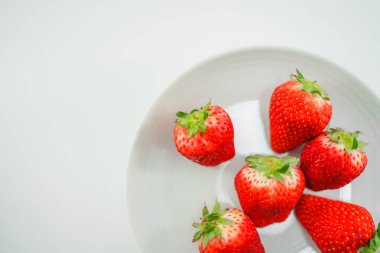 Taze çilek ve beyaz tabaklar. Çekim yeri: Yokohama-şehir kanagawa ili