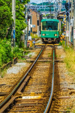 Enoshima Elektrik Demiryolu (Eno) ve Hattı. Çekim yeri: Kanagawa Bölgesi Kamakura Şehri