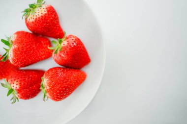 Taze çilek ve beyaz tabaklar. Çekim yeri: Yokohama-şehir kanagawa ili