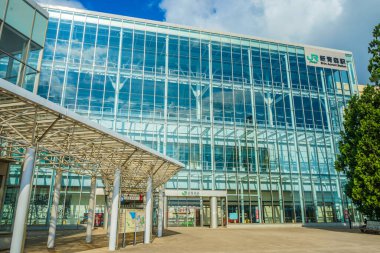 Shin Aomori istasyonu ve mavi gökyüzü. Çekim Konumu: Aomori