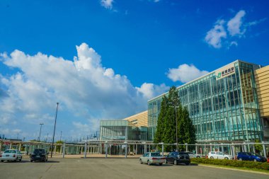 Shin Aomori istasyonu ve mavi gökyüzü. Çekim Konumu: Aomori