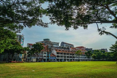 Çerçevenin içinden şehir manzarası ve çimenlik