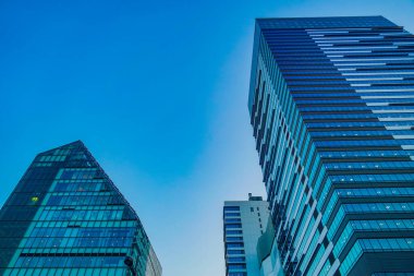 Toyosus mavi gökyüzü ve binalar