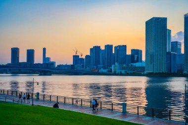 Tokyo Sahil Yolu Alacakaranlıkta