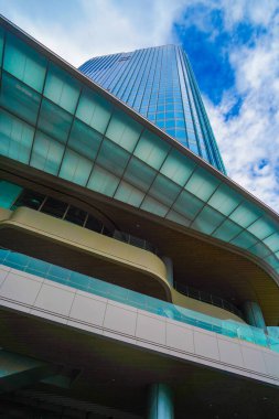 Bir gökdelenin altından görüntüle