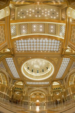 Sarayın büyük salonu.