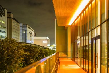 Geceleri cam koridor