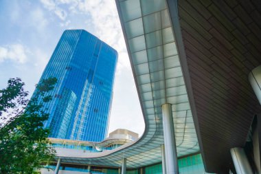 Takanawa Kapısı mimarisi ve mavi gökyüzü