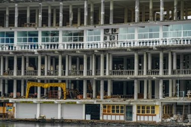 Terk edilmiş bina ve sıra sıra açık hava birimleri