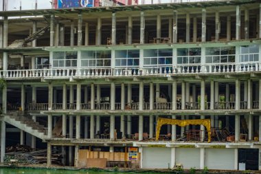 Terk edilmiş bina ve altın kemer