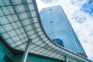 Gökdelenler ve eğri çatılar