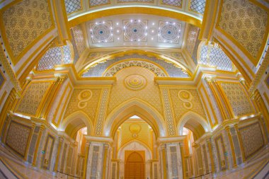 Altın parıldayan salon