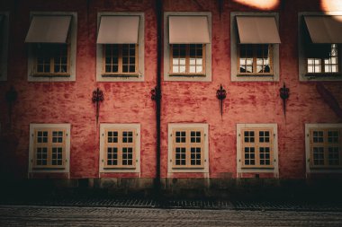 Kırmızı Duvarlar, Pencereler ve İnsanlar