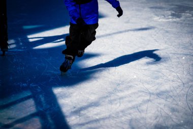 Gölgesiyle buzda koşan çocuk