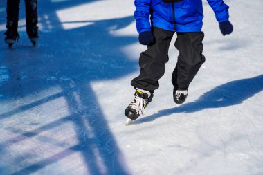 Çocuk dışarıda oynuyor.