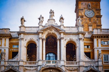 Roma kilisesi ve mavi gökyüzü