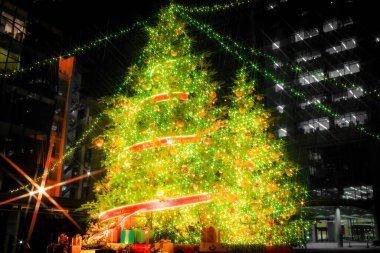 Ofis bölgesinde ışık ağacı var.