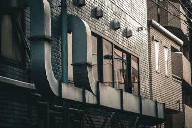 Arka sokakta bir duvar var.