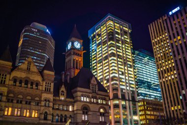 Gece saat kulesi ve gökdelenler