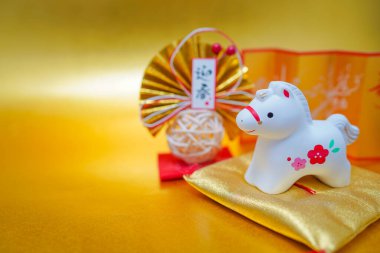 At heykeli ve Yeni Yıl süslemeleri