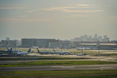 Akşam karanlığında Haneda Havaalanı otoparkında.