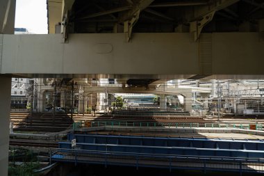 Viyadük 'ün altındaki karmaşık tren rayları