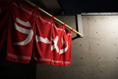 Kırmızı noren ve ramen karakterleri