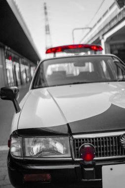 Çarpan kırmızı ışığı olan bir polis arabası.