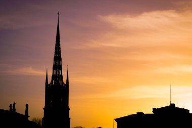 Çan kulesi ve günbatımı gökyüzü