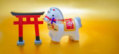 At bakıcısı at ve torii kapısı.