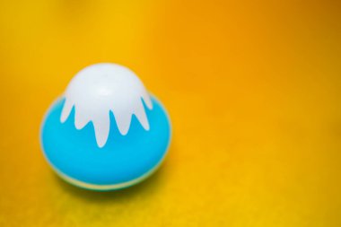 Fuji Dağı malları sarı arkaplanda