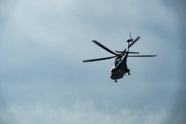 Uzakta uçan küçük bir helikopter