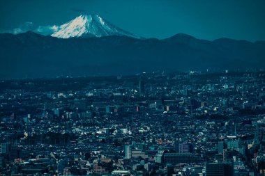 Fuji Dağı ve gece şehir