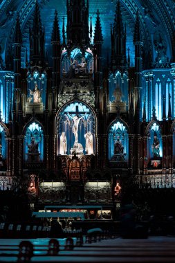 Ana sunak mavi ışıkla aydınlandı.