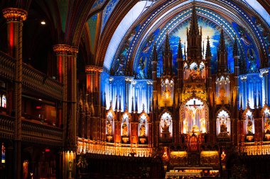 Kırmızı sütunlar ve açık tavanlı bir sunak.