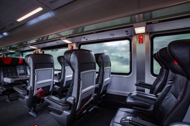 Bir trenin içinde sıra sıra ve pencereler