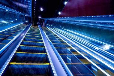 Işıklı yürüyen merdiven.