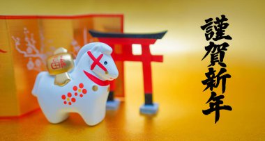 At Yılı için Torii kapısı ve at süslemesi